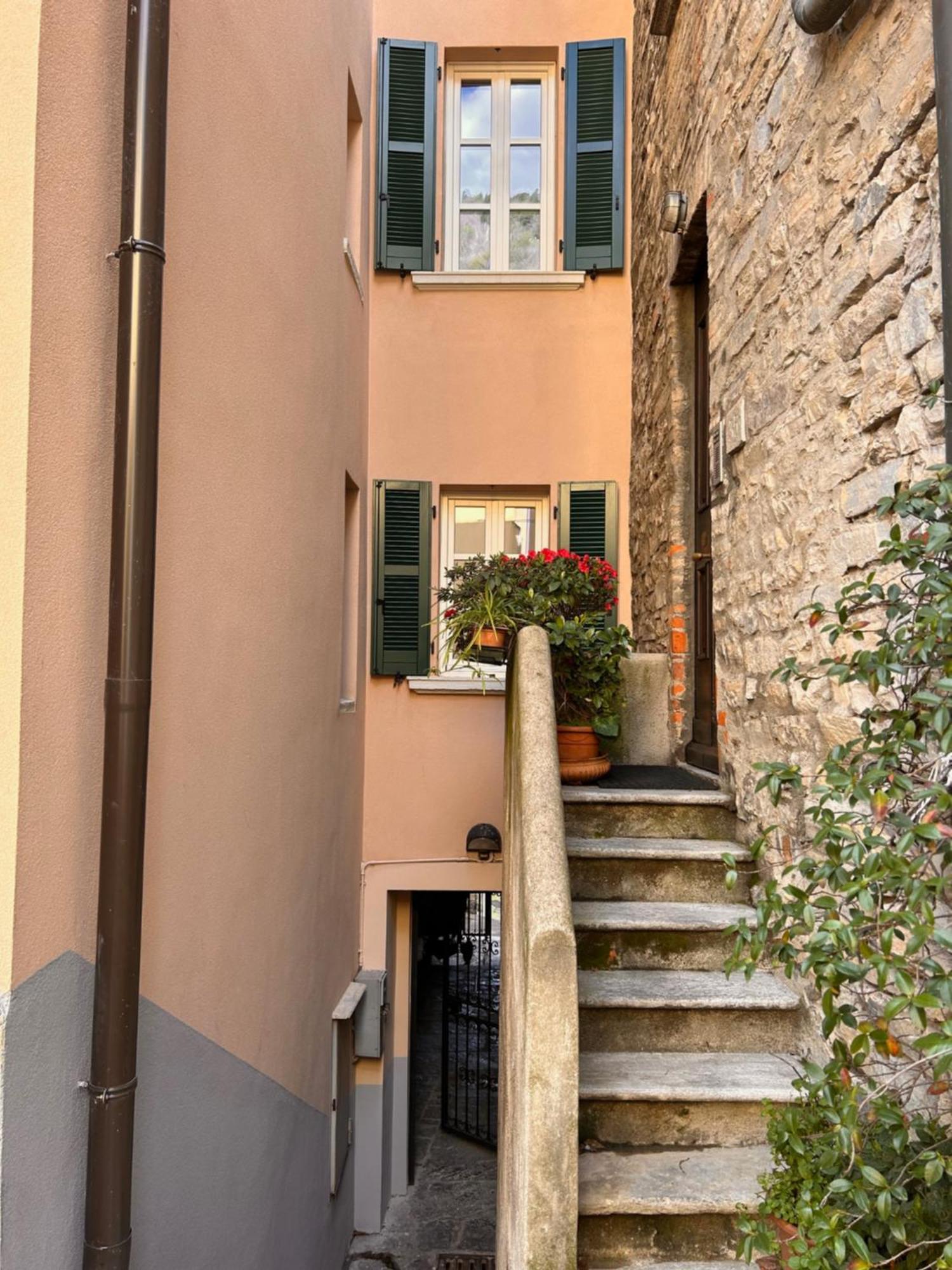 Casa Vacanze Viacoloniola37 โกโม ภายนอก รูปภาพ